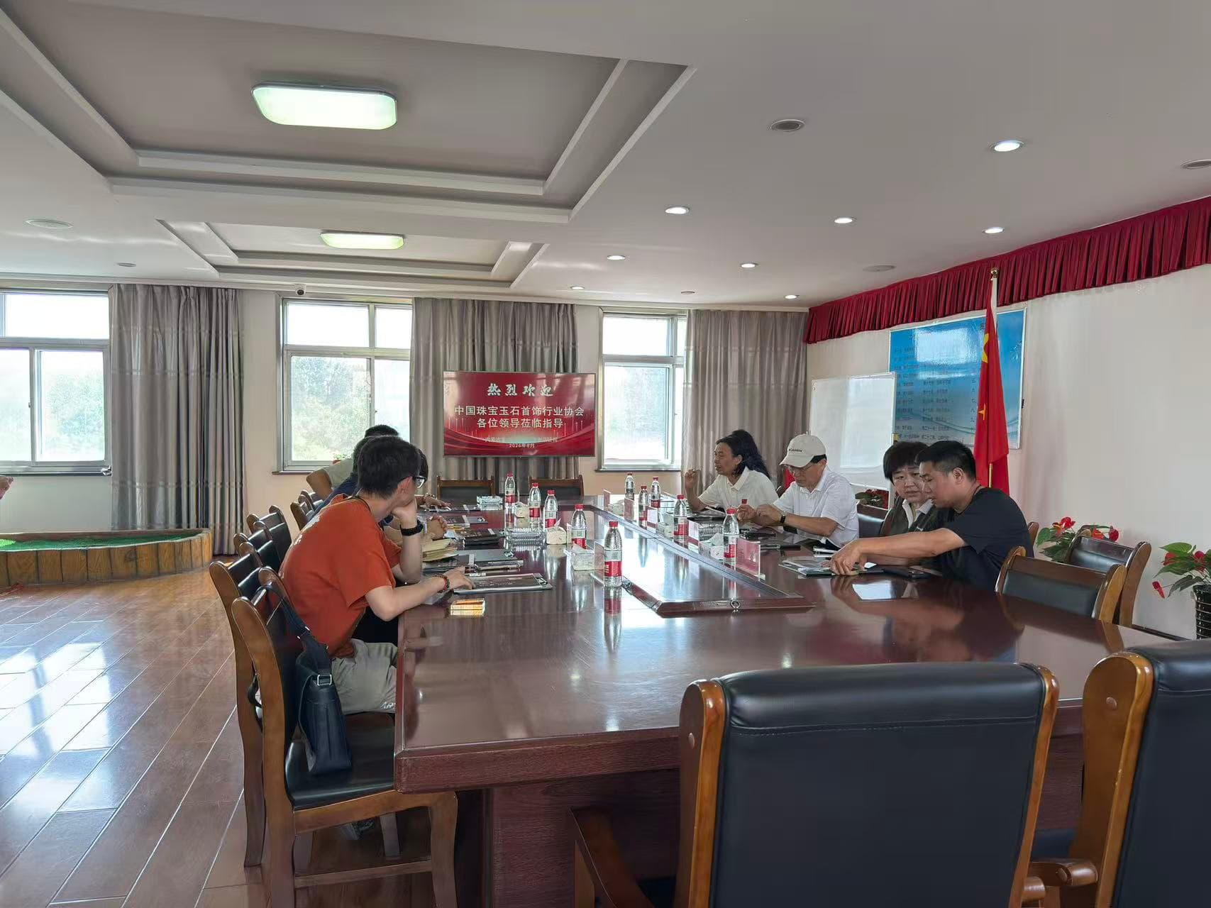 中国珠宝玉石首饰行业协会领导、专家与狼山石团队座谈交流