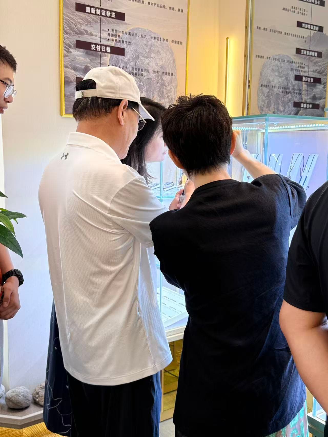 协会领导、专家了解狼山石饰品与产品体系