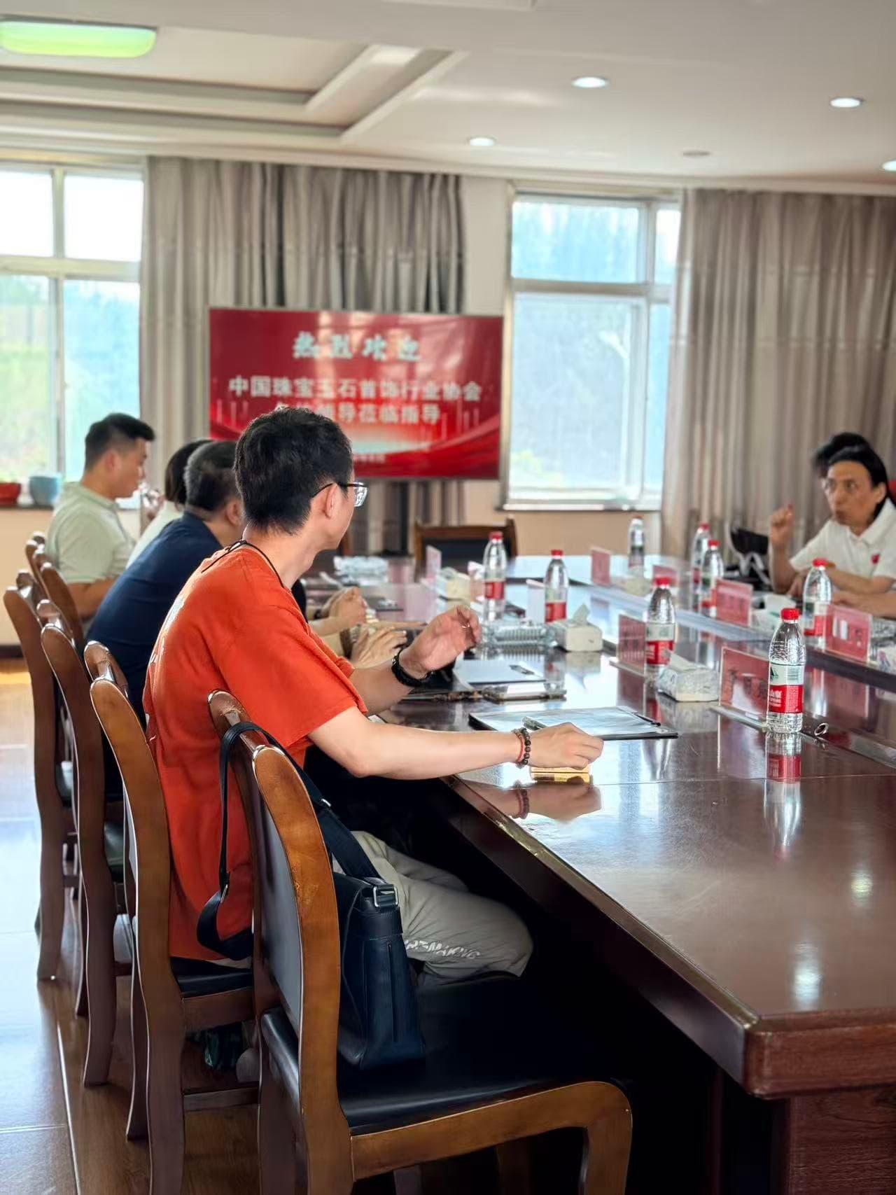 协会领导、专家与狼山石团队在会议室交流