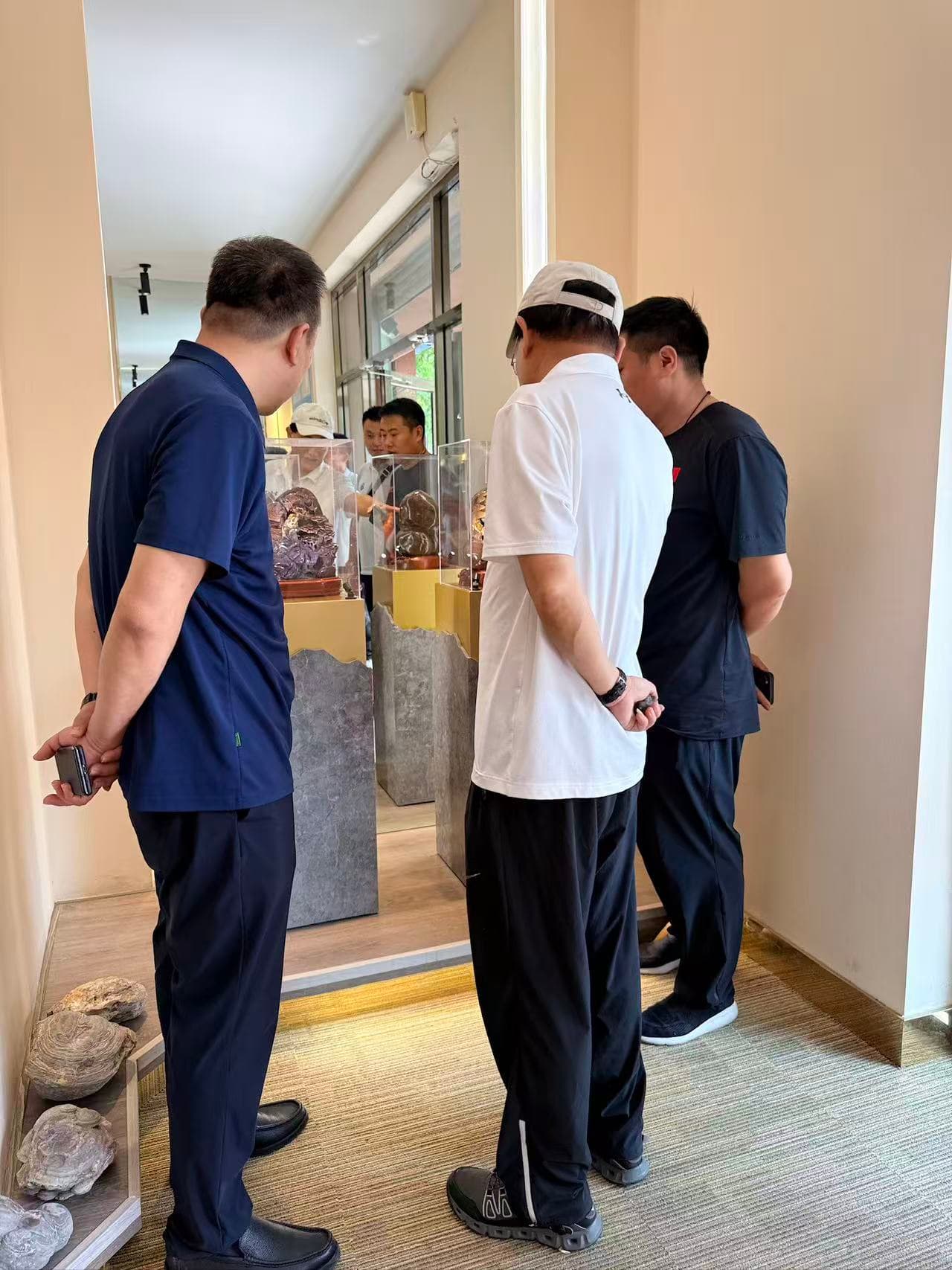 协会领导、专家参观狼山石品牌总部展厅