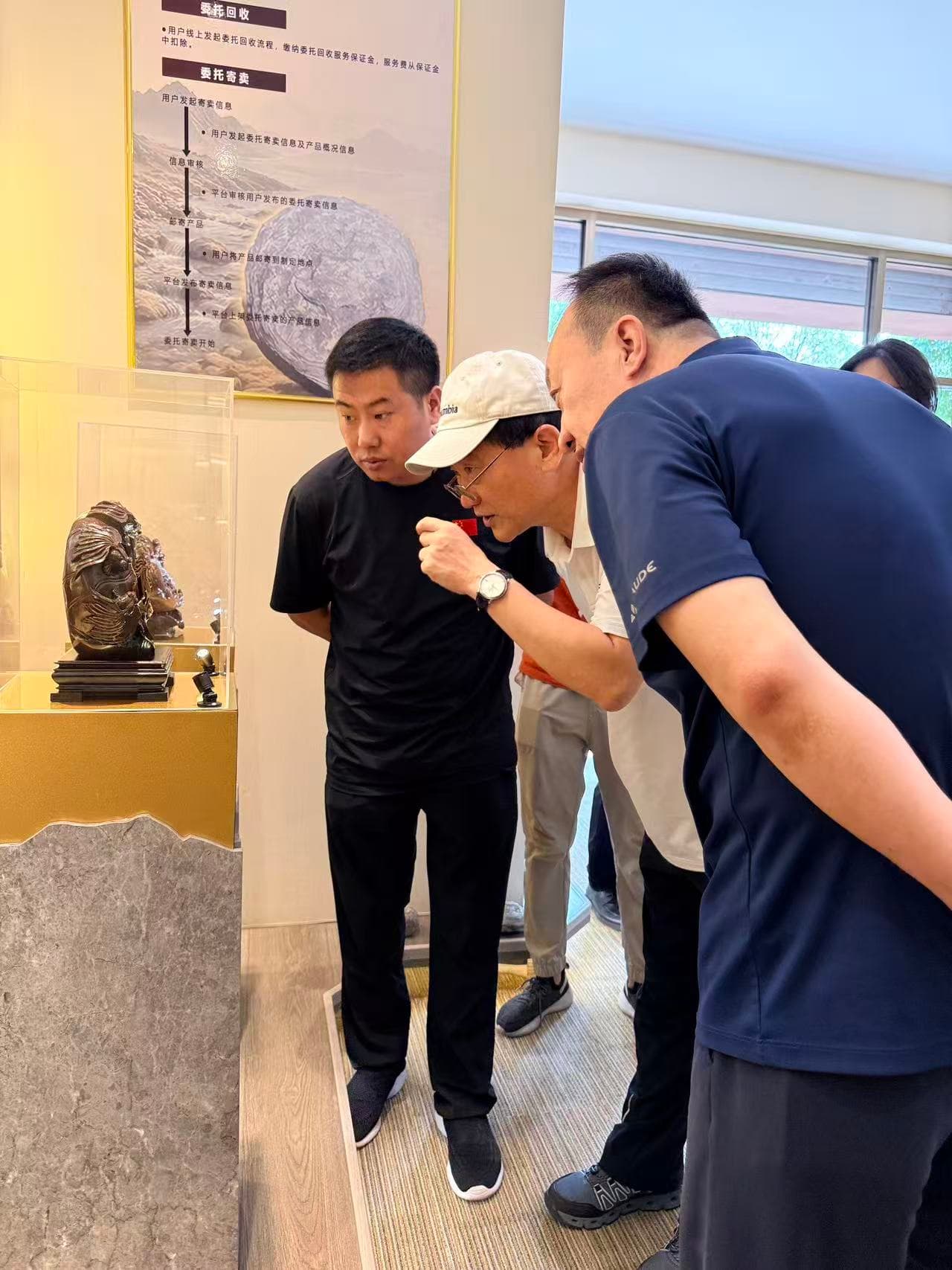 协会领导、专家近距离品鉴狼山石雕刻作品